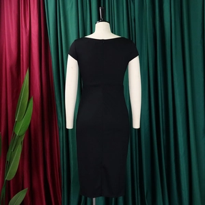 Détail de la vue arrière d'une robe noire ajustée à manches courtes avec fermeture éclair