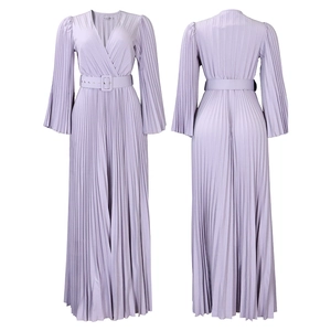 Vue détaillée de la robe longue plissée lavande avec décolleté en V, manches et ceinture