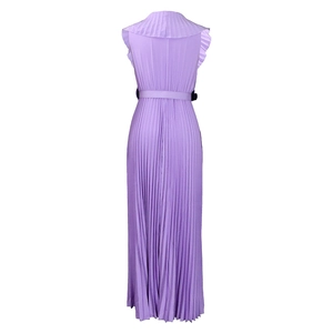 Détail de la robe longue plissée lavande avec volants élégants et ceinture en tissu assortie