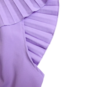 Détail macro du tissu mousseline violet à volants avec texture plissée et coutures