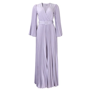 Détail d'une robe plissée lavande avec col en V, manches évasées et ceinture assortie assortie