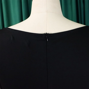 Détail de la fermeture éclair invisible au dos d'une robe crayon noire pour femme