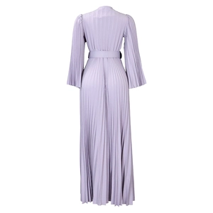 Détail d'une robe longue plissée lavande avec manches longues et ceinture large assortie
