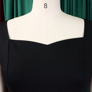 Détail du décolleté en cœur et de la texture du tissu d'une robe noire élégante