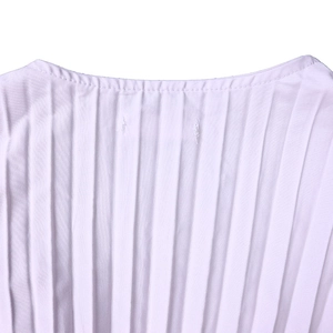 Gros plan détaillé du tissu plissé violet clair montrant la texture et le décolleté