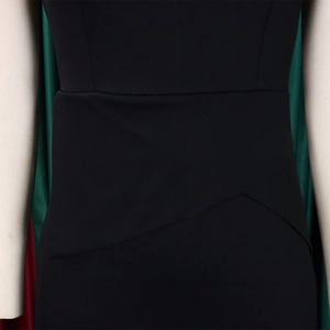 Détail des fronces à la taille d'une robe crayon noire en maille extensible