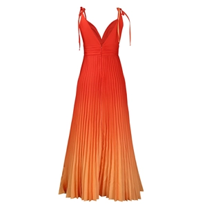 Dettaglio dell'abito a pieghe in chiffon sfumato rosso arancio con scollo a V profondo