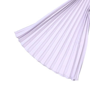 Gros plan détaillé du tissu plissé violet clair montrant la finition de l'ourlet vertical