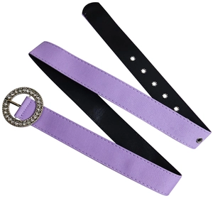 Détail de la ceinture violette avec boucle ronde en strass et œillets en métal