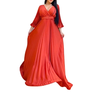 Élégante robe longue plissée rouge orangé avec col en V, manches lampion et ceinture