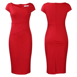 Détails de la robe crayon rouge avec encolure carrée et plis à la taille ajustée