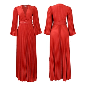 Détail d'une robe maxi rouge plissée à col en V avec texture de tissu et ceinture ajustée
