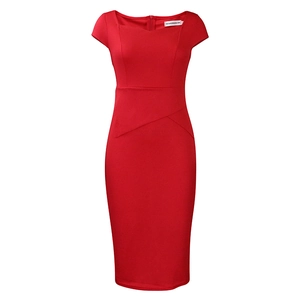 Détail du décolleté en cœur élégant et de la taille croisée sur la robe rouge