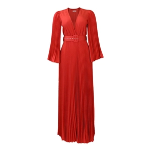 Détail de robe longue plissée rouge à col en V avec ceinture à boucle et manches évasées