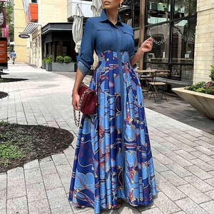 Detailansicht Maxikleid aus Denim-Patchwork mit Vintage-Kettendruck und Hemdkragen