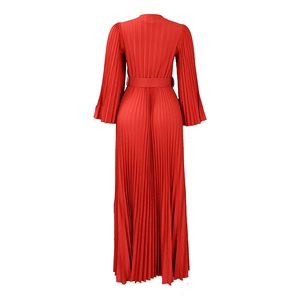 Vue arrière d'une robe maxi plissée rouge à manches longues avec ceinture assortie
