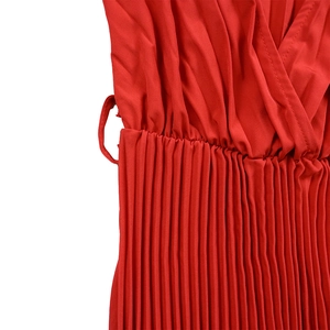 Détail d'une robe rouge à col en V avec tissu plissé élégant et taille élastique ajustée