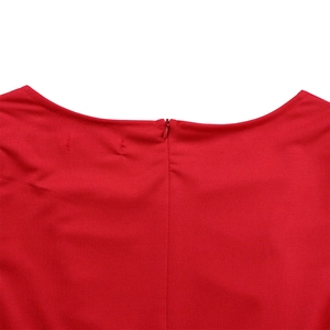 Détail d'une robe crayon rouge montrant la fermeture éclair invisible et le tissu lisse