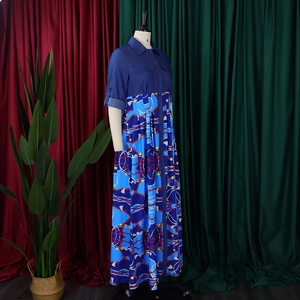 Détail de la robe chemise en jean avec imprimé nautique et poches de poitrine boutonnées