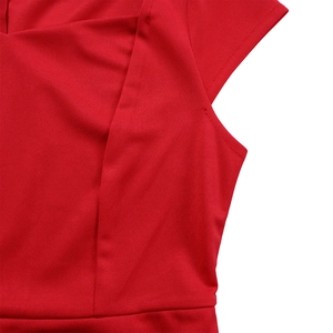 Détail de la robe crayon rouge montrant l'encolure carrée et les coutures des manches