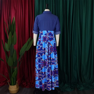 Vue arrière de la robe longue avec patchwork en denim et jupe évasée à motif de chaînes