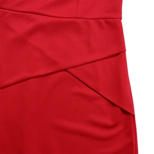 Détail de la robe crayon rouge montrant la taille croisée élégante et les coutures soignées