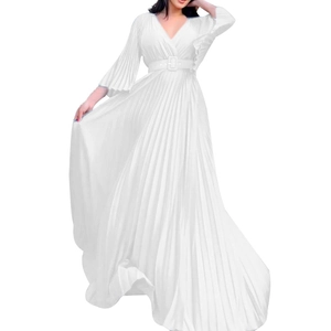 Détail d'une robe longue plissée blanche à col en V avec manches évasées et ceinture assortie