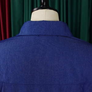 Vue détaillée du col arrière et des épaules d'une robe en jean bleu avec patchwork
