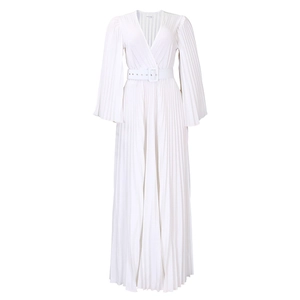 Détail d'une robe longue plissée blanche avec décolleté en V, ceinture et manches longues