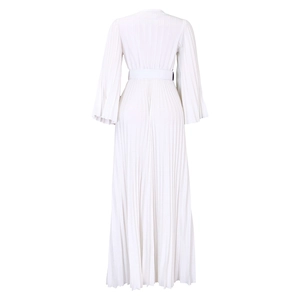 Vue arrière d'une robe maxi plissée blanche avec manches cloches et ceinture assortie