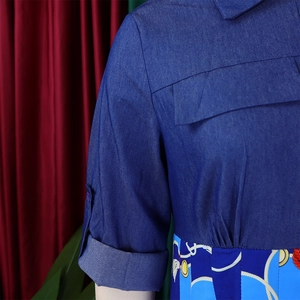 Détails de la robe en patchwork de jean avec imprimé satiné et manches retroussées
