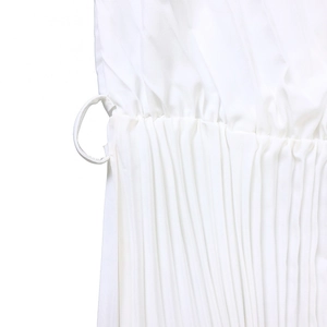 Détail macro du tissu plissé blanc avec plis verticaux et passants de ceinture pour robes