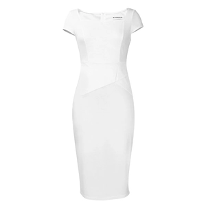 Détail d'une robe crayon blanche montrant des plis élégants à la taille et un col carré