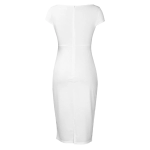 Détail de la fermeture éclair invisible et de la fente arrière sur cette robe crayon blanche