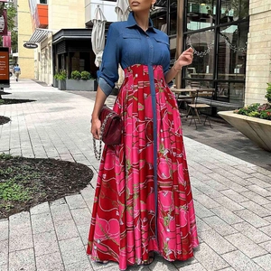 Détail de la robe maxi en denim avec jupe rouge imprimée et couture à la taille