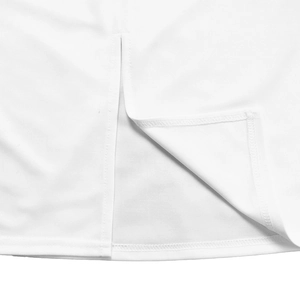 Gros plan détaillé de la fente élégante et des coutures fines sur une robe crayon blanche