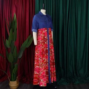 Détail du corsage en jean et de la jupe évasée imprimée rouge sur un mannequin