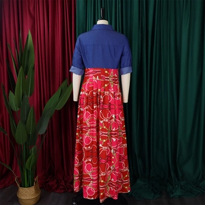 Détail de robe maxi en jean avec imprimé chaîne dorée et taille haute plissée