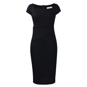 Détail du col carré et de la couture asymétrique à la taille d'une robe noire ajustée