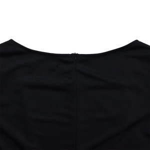 Détail de l'encolure arrière d'une robe crayon noire avec une fermeture éclair invisible