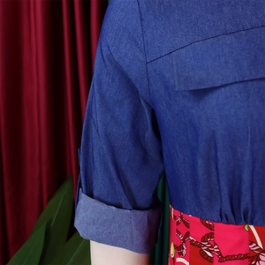 Détail du haut en denim avec poche cargo et tissu de jupe à imprimé corde rouge
