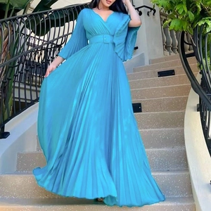 Robe maxi plissée bleu vif avec décolleté en V et manches longues évasées élégantes