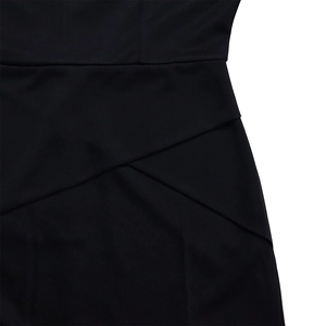 Détail de la taille croisée drapée sur une robe crayon noire à manches courtes