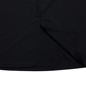 Détails de la fente arrière et de la couture précise sur cette robe crayon noire élégante