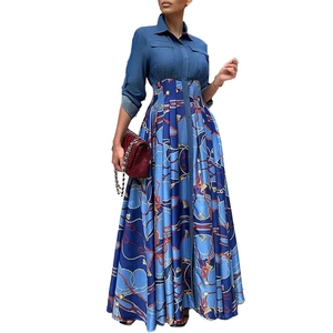 Détail d'une robe maxi en patchwork de jean avec jupe plissée imprimée et taille boutonnée