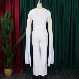 Vue arrière de la combinaison blanche à col en V avec longues manches cape transparentes