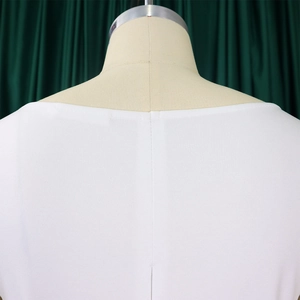 Détail de l'encolure ronde et des coutures d'épaule d'un haut blanc de style通勤