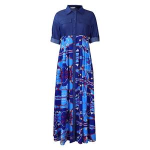 Détail d'une robe maxi en denim avec col chemise et jupe à imprimé chaîne nautique