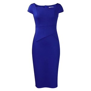 Détail d'une robe crayon bleu roi à manches courtes avec d'élégants plis à la taille
