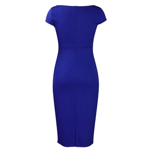 Vue arrière de la robe bleu roi ajustée avec fermeture éclair invisible et fente au bas
